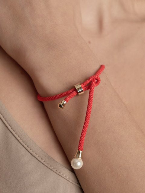 ONE LOVE - red protective thread with an acrylic pearl