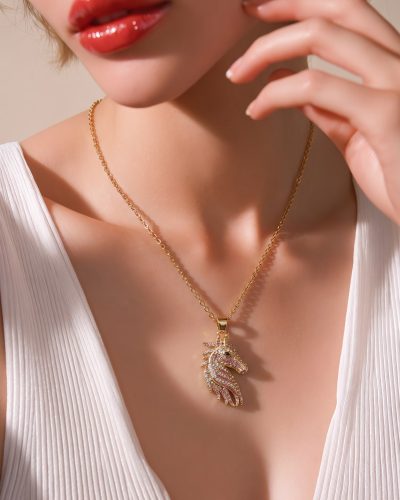 Zirga gada talismans - medaljons dāvanu kastē
