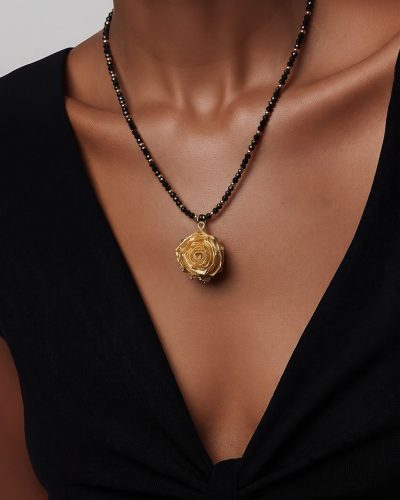 PRE ORDER 06.10.  ONIKSA Rosa viva medaljons